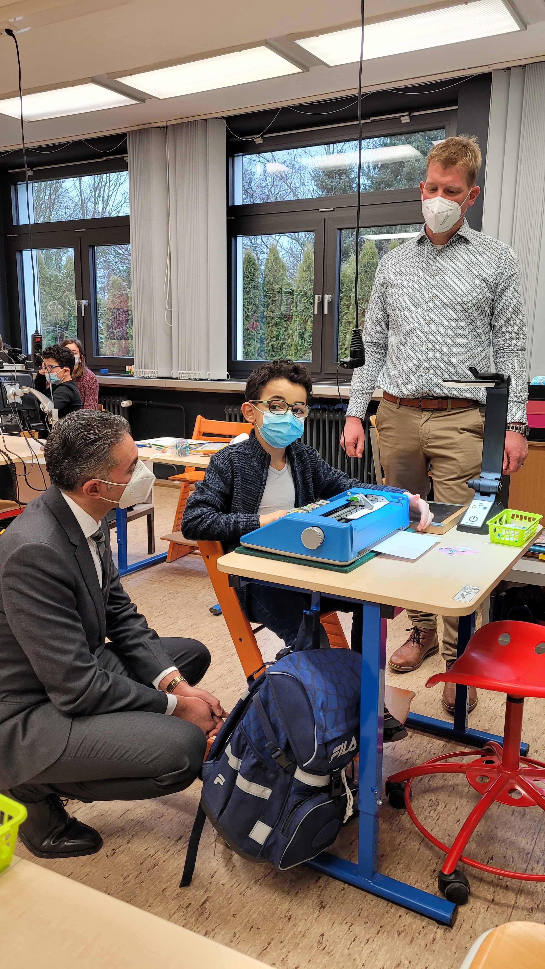 Sch%C3%BCler%20erkl%C3%A4rt%20Dr.%20med.%20El-Husseiny%20die%20Brailleschrift Sch%C3%BCler%20erkl%C3%A4rt%20Dr.%20med.%20El-Husseiny%20die%20Brailleschrift